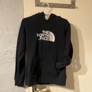 Svart hoodie från The North Face - Säljer en svart hoodie från The North Face med vit logga på bröstet. 
