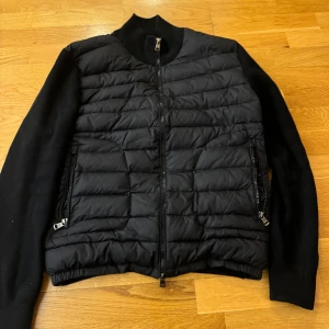 Svart quiltad jacka från moncler - Cardigan från Moncler, kvitto finns ej och hål vid armhålan. Därav pris.