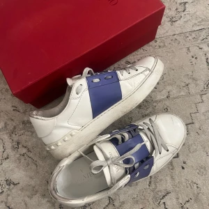 Valentino skor - Valentino skor i en cool och speciell färg. Hyfsat använda och har lite skavanker här och där(specifikt en repa fram på tån på ena skon syns på bild ett) annars fortfarande ganska fina. Storlek 37 men passar även mig som brukar ha 38 i skor. Skriv om de är några frågor. Har inte kvar kvittot då det var något år sen de köptes därav priset☺️❤️man får med box,dustbag och även helt oöppnade nya snören. 