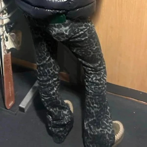 leopard jeans  - superfina leopard jeans från calzedonia 🥰 tyvärr för små för mig!! midja: 36-40cm, innerbenslängden:82cm. trendiga superfina, köpt på plick