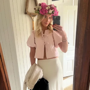 Rosa Gina topp - En super fin topp rosa blus från Gina (hittade inte den rosa på hemsidan) lite fransig i snörena man knyter (var så i butiken när jag köpte den) 