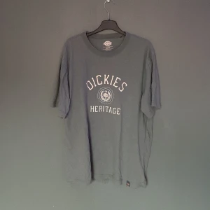 Grå t-shirt från Dickies - Säljer en dickies tshirt i storlek L najs passform inte använd så mycket