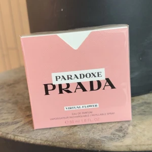 Paradox Parfym från Prada - En helt ny oöppnad  Prada Paradox Virtual Flower, en elegant eau de parfum i en stilren rosa förpackning. Ordinariepris 1500 kr. Flaskan är påfyllningsbar och innehåller 50 ml. 