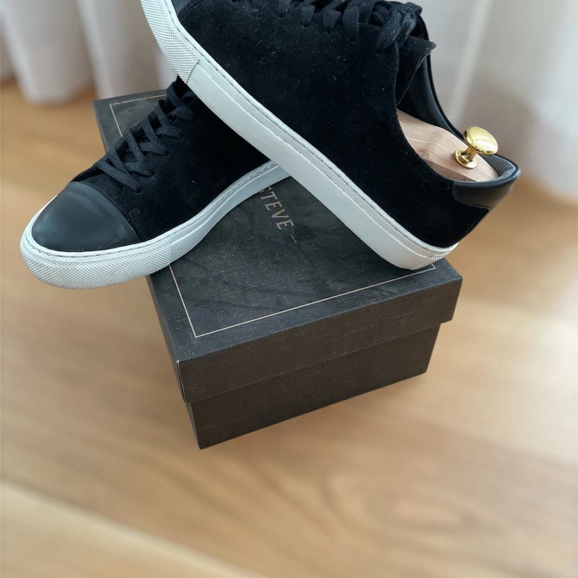 Svarta sneakers från sneaky Steve - 90