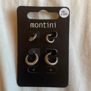Silverfärgade örhängen från Montini - Snygga silverfärgade örhängen från Montini i två olika storlekar. Har aldrig använt dem🥰 Kommer i ett set om två par.