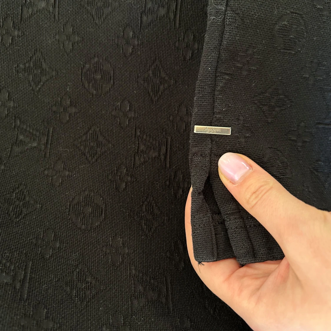 Svart monogram t-shirt med ficka - 93