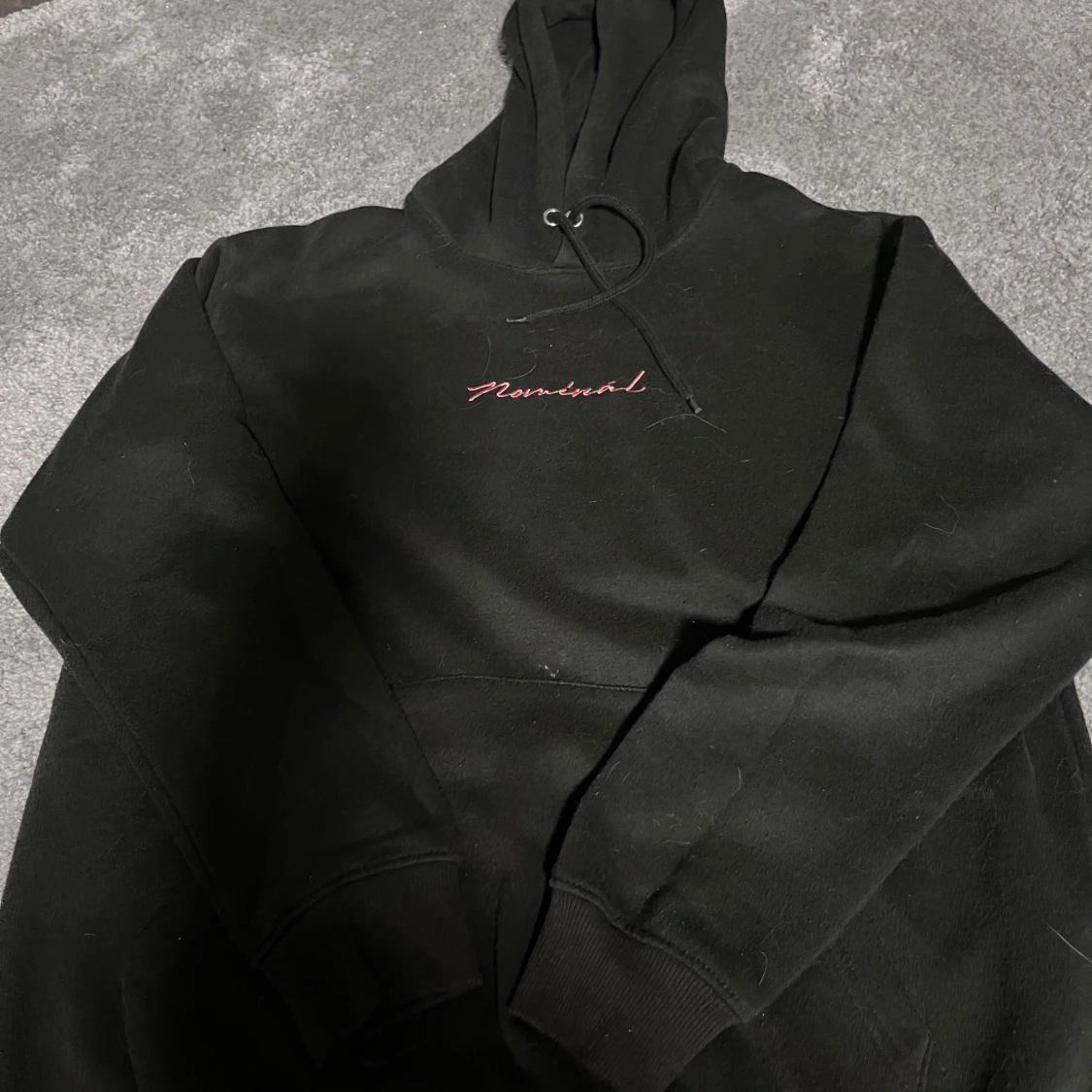 Svart hoodie från Nominal