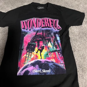 Svart t-shirt  - Säljer en tröja ifrån Mister tee med Travis scott. I bra skick men kommer inte till användning. Skriv vid frågor 