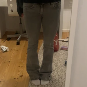 Grå bootcut jeans - Endast använda en gång 🫶nypris 400kr