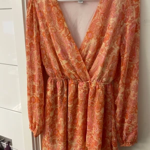 Mönstrad klänning från Amisu - Superfin volang klänning med fint somrigt mönster som passar perfekt utomlands. Jättefina färger. 