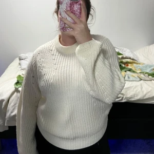 Vit stickad tröja från Gina Tricot - Säljer en mysig vit stickad tröja med rund hals och långa ärmar. Köpt från gina tricot. Den är i bra skick och ser oanvänd ut. 