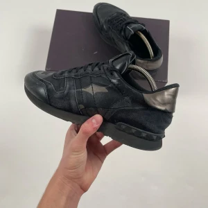Valentino Rockrunner Skor - Valentino Rockrunner Skor | Detta är marknadens fetaste, populäraste & mest eftertraktade sko nu i vinter! | Skick 9/10, OTROLIGT BRA! | Storlek 40.5, men passar nog även 41.5 då de är lite större i storleken enligt oss | Inget medföljer | Priset är alltid diskuterbart vid snabb affär! | Nypris 8515kr | Hör mer än gärna av dig vid minsta möjliga fråga eller fundering så svarar vi med glädje! |  / GardeGrisch - Registrerat företag 😄