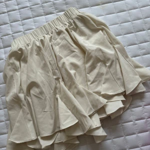 Beige volangkjol  - Använd en gång, fint skick. 