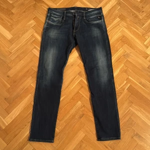 Mörkblå jeans från Replay - Köpta för ett tag sedan men aldrig använda, saknar prislapp. Snygga mörkblå Replay Hyperflex Anbass jeans med en straight passform. De har en klassisk femficksdesign och en bekväm midwaist. Perfekta för en stilren look.