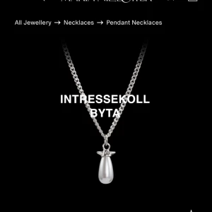 MARIANILLSDOTTER halsband - Har flera smycken från marianillsdotter i silver, men vill byta till guld! Är det nån som vill byta detta Peral tear necklace mot likadant elelr annat från marianillsdotter?🥰❤️