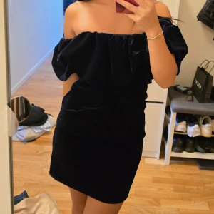 Nyårsklänning - En off shoulder klänning från Gina Tricot, Nyskick, nypris 699 kr strl S