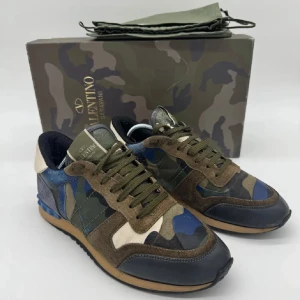 Valentino rockrunners - Valentino rockrunners storlek 39  jätte fint skick 8,5/10 inga defekter priset är ej hugget i sten 😁tillbehör endast skorna