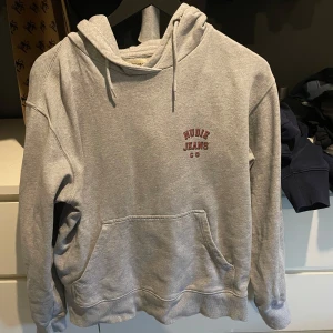 Nudie Jeans hoodie - Snygg hoodie från nudie med nypris 1300 kr. M i storlek men passar S 