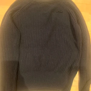 Svart stickad tröja - Säljer denna svarta stickade långärmade tröjan. Som man ser tydligare på andra bilden har tröjan en liten defekt, går kanske att klippa av? Tröjan ser också grå ut på andra bilden på grund av ljuset, men tröjan är svart! Säljer tröjan då den inte kommer till användning längre! Har också en nästan likadan i vit på mitt konto! Pris kan diskuteras och du får jättegärna skriva om man har någon mer fråga eller om du vill ha fler bilder!💗💗💗💕💕🫶🫶