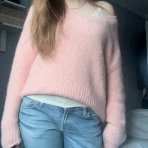 Rosa stickad tröja från H&M - Mysig rosa stickad tröja från H&M med v-ringning och långa ärmar. Tröjan har en ribbad kant vid ärmslut och nederkant. Lite nopprig (se sista bilden) men är i övrigt bra skick. Hör av dig om du har några frågor💞