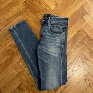 Replay Anbass Jeans  - Replay Anbass | Size W29 L34 (kan passa även L32) | Mycket fint skick | Ordinarie pris 1699kr | ! 👌