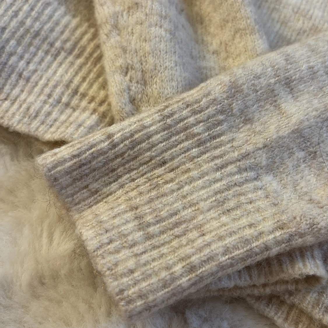 Beige stickad offshoulder-tröja - 92