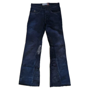snygga flare jeans mörkblå y2k drain  - Väldigt snygga flared y2k-jeans. Cutom flare med bakfickor som flare. I mycket fint skick, inga märkbara fel. Midja: 39 cm, längd: 112 cm, benöppning: 28 cm. Ställ gärna frågor.