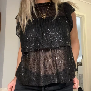 Paljett-topp - Superfin topp från meet me there. Perfekt för festliga tillfällen. I nyskick. Pris kan diskuteras vid snabb affär. 