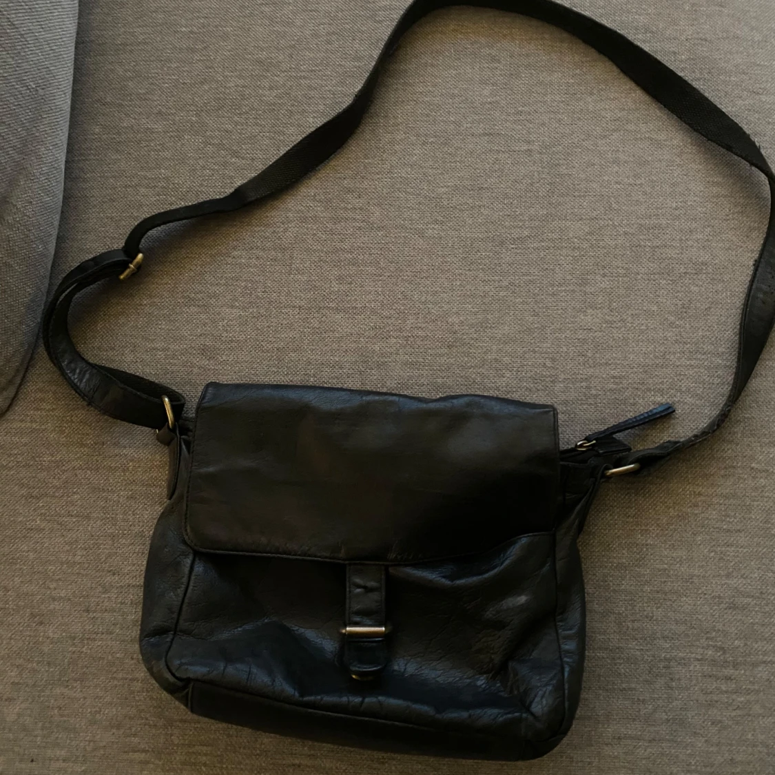 Svart axelväska med rutigt foder - 90