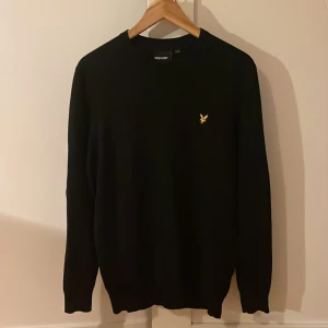 Svart tröja från Lyle & Scott - Lyle & Scott tröja, skick 10/10 inga defekter alls    Storlek L, passar M och färg svart