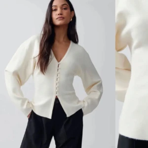 Ginatricot cardigan - Säljer denna sjukt snygga cardiganen från Ginatricot, använd vid ett tillfälle och ena knappen har ramlat av, men finns en extra knapp!💗💗