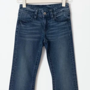 Mörkblå jeans från Gina💙 - Snygga mörkblåa jeans med fina fickor från Gina Tricot! Använd få gånger så i bra skick. Säljer pga för små, storlek 164🤍.