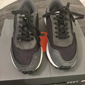 Diesel Sneakers för män Low S-Racer LC - The high-quality upper material of velour leather, smooth leather and textile promises maximum comfort and a special look. The rubberized outsole makes the shoe robust and durable. A simple trendy sneaker with a comfortable insole.    About this item Suede, smooth leather and textile upper is robust and durable Rubber outsole for optimal grip Breathable upper