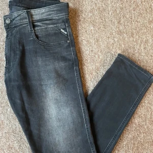 Replay anbas - Säljer nu ett par feta replay anbass jeans. De har en unik skön tvätt, slim och storlek 32/32😍 Kan även passa mindre än så! 
