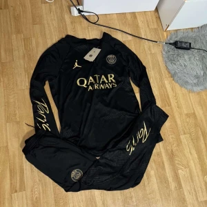 PSG Tracksuit - Helt ny och använd med prislapp! Kommer i perfekt skick. Storlek S och är normal i storleken. Pris kan diskuteras vid snabbaffär!