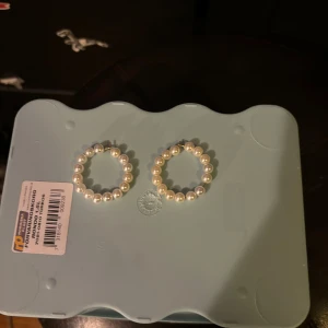 Pärlörhängen i cirkelform - Eleganta örhängen i cirkelform dekorerade med vita pärlor. Perfekta för att ge en klassisk touch till din outfit.