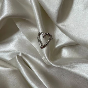 Saga ring  - 55kr/st, justerbar och rostfri vilket innebär att den inte färgar av sig eller tappar färg💞 Beställ via Plick eller Ebnorth.quickbutik.se🤗