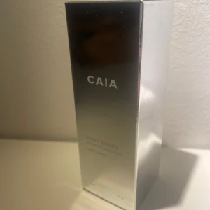 CAIA Dewy Drops 30C - CAIA Dewy Drops Serum Foundation i oöppnad förpackning i färgen 30C💕