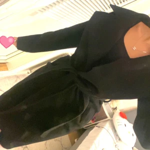 Svart kappa med bälte - Svart kappa med bälte i storlek XS i mycket fint skick. Passar både till festliga tillfällen och vardags. 