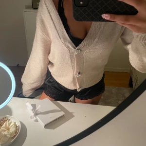 Beige kofta - Säljer en mysig beige v- ringad kofta med glittriga knappar framtill. Så skönt o mjukt material, säljer pga att den ej kommer t användning❣️