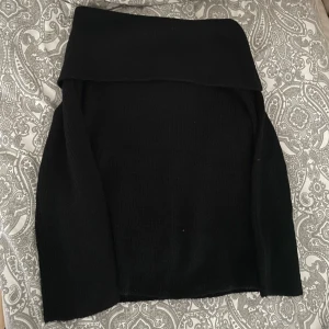 Off shoulder tröja  - Stickad off shoulder tröja från H&M. Aldrig använd, alltså inga defekter. Jätte söt och perfekt till vintern!
