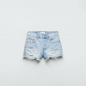 Jeans shorts  - Säljer ett par sååå snygga jeansshorts, dem har endast blivit testade en gång! 💖💖🥹🥹🥹