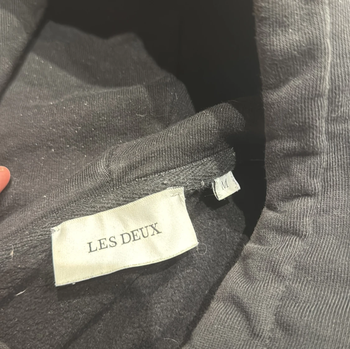 Svart hoodie från Les Deux - 90