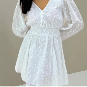 Klänning - Söt sommar eller studentklänning, bara använt 1 gång så den är i mycket bra skick. Skriv för egna bilder eller för att diskutera priset💕skulle säga att storleken passar både 34 och 36