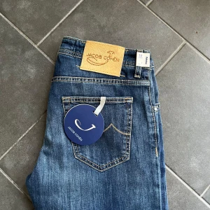 Jacob Cohen jeans - Jacob cohen jeans i modellen 622, storlek 32. De är helt nya med tags och ligger på 5000 kr i butik, skriv vid funderingar🙌