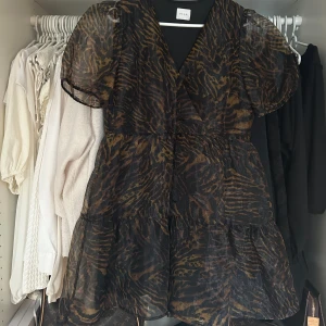 Zebra mönstring klänning  - Såå söt klänning med puffärmar!!! 💕💕🩷🩷