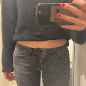 Grå bootcut jeans - Snygga grå bootcut jeans med låg midja. Skulle sagt att de passar 34/36, jag bär 36 och är 177 cm men dessa sitter lite tight på mig. Har ett litet hål på insidan av höger ben (se bild 5) samt uppspeättad sömn där nere. 