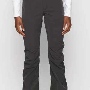 Peak skipants tighta stretch bootcut  - Coola stretch skipants från Peak. Långa ben, stretch, svarta, nyskick. Nypris 2995kr
