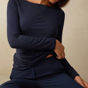 Mörkblå intimissimi tröja - Snygg och enkel mörkblå långärmad topp med en rund halsringning från intimissimi🩷storlek S/M, jätteskönt material⭐️har ett jättelitet hål men det syns inte när man har på sig den🩷