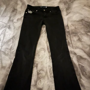 Snygga lågmidjade bootcut jeans - As snygga lågmidjade  jeans, säljer då dom är för korta är 165. Storlek S men passar nog XS också💓